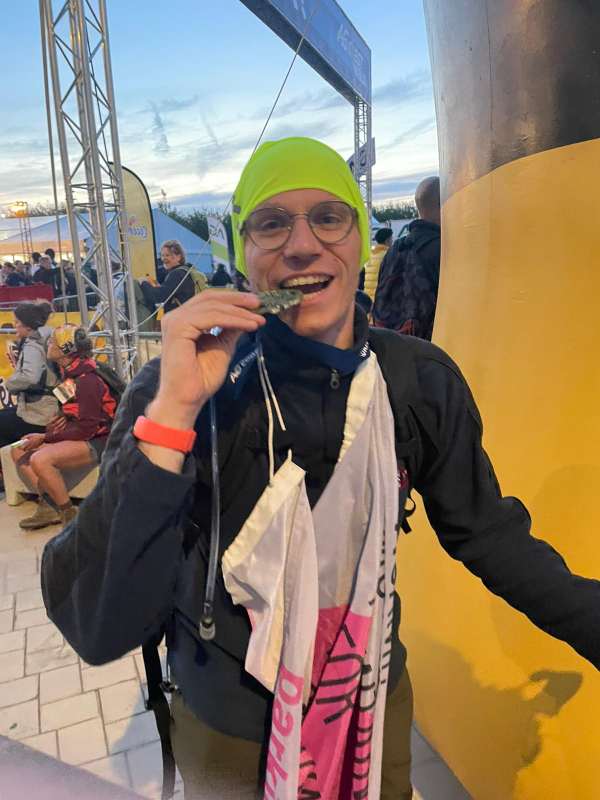 Alexander aan de finish van de liefdadigheidswandeling