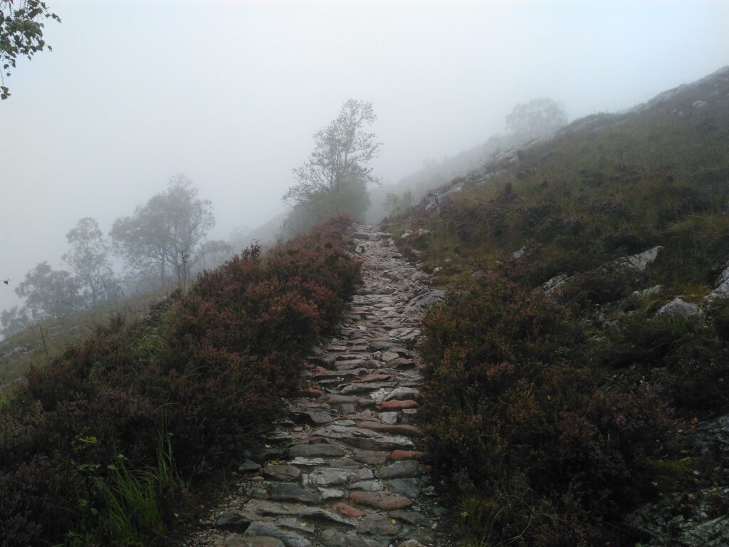 Een wandelpad in de bergen