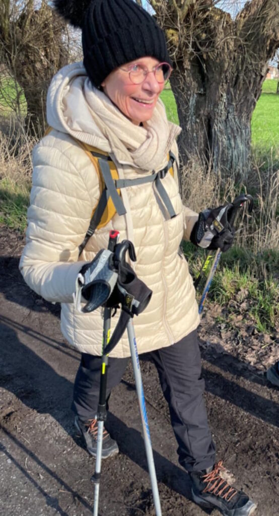 Mijn mama aan het wandelen